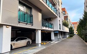 Stylish Apartment Getaway With Self Check-In And Free Parking Lot